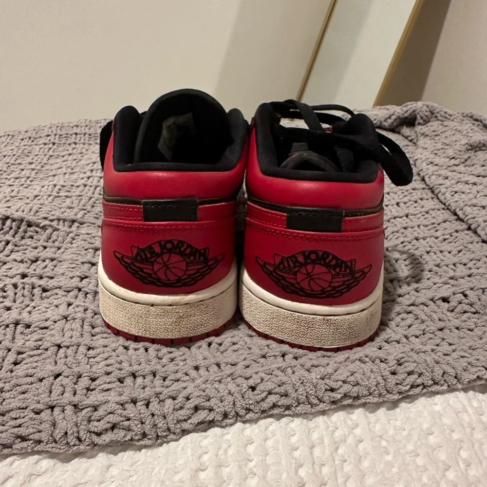 Jordan Low Top Sneaker - Black & Red